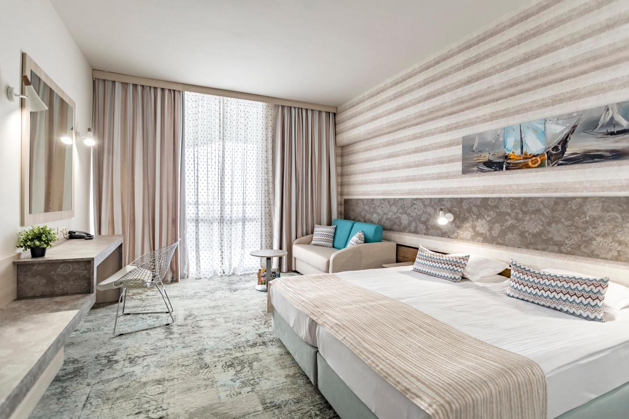 Deluxe Doppel- oder Zweibettzimmer mit direktem Meerblick (2 Erwachsene + 1 Kind)